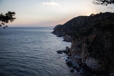 gün batımı sırasında kayalık sahil şeridi