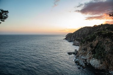 gün batımı sırasında kayalık sahil şeridi