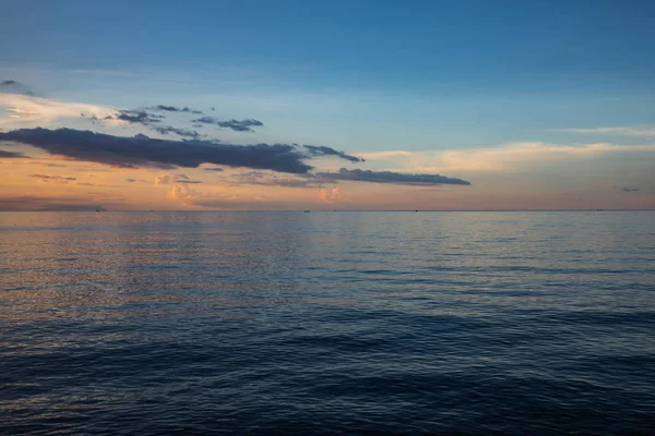 Coucher de soleil magnifique et coloré sur très calme — Photo