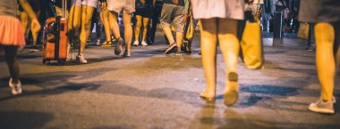 Barselona'da gece boyunca yaya geçidinde kalabalık bacaklar düşük atış