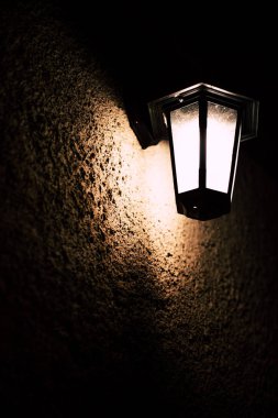 Vintage açık duvar lambası aşağıdan gece