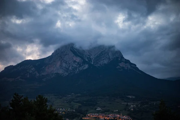 Pico de montaña escondido por el cielo nublado en la noche en Pedra Forca —  Fotos de Stock