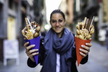 Güzel kadın dondurma ve ca ile iki kabarcık waffle tutan