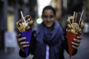 Güzel kadın dondurma ve ca ile iki kabarcık waffle tutan