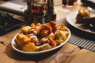 Kızarmış patates mayonez ve ketçap ile küpler halinde kesilmiş