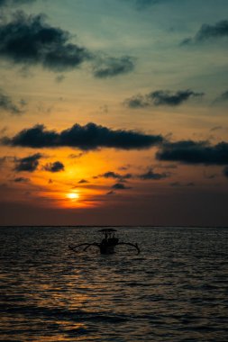 Bali tekne ile sakin okyanus üzerinde gün batımı