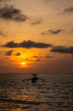 Bali tekne ile sakin okyanus üzerinde gün batımı