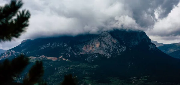 Nubes densas escondiendo pico de montaña en la noche nublado y lluvioso —  Fotos de Stock