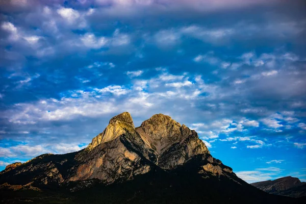 Pedraforca mont en día nublado con colores de alto contraste —  Fotos de Stock