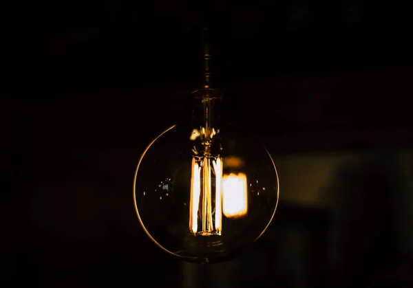 Koyu arka plan ile Vintage ampul closeup