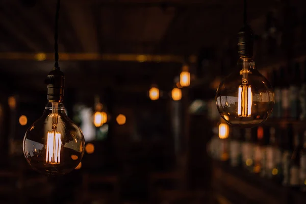 Koyu arka plan ile Vintage ampul closeup