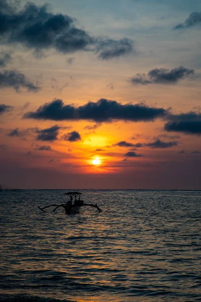 Sonnenuntergang über ruhigem Ozean mit balinesischem Boot — Stockfoto