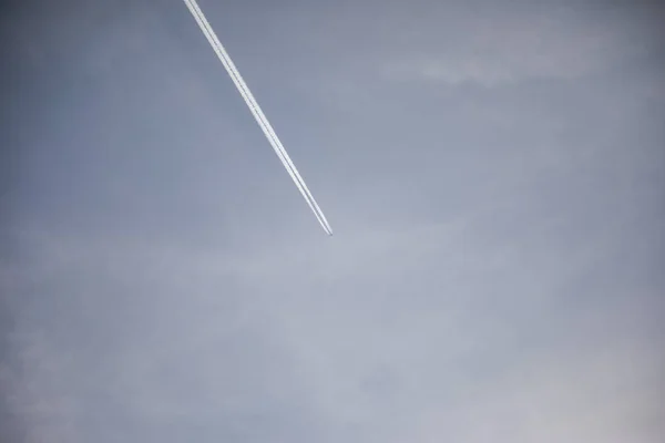 飞机在天空中远航 — 图库照片