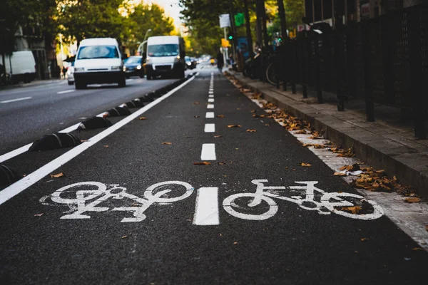 Carril bici en la calle concurrida de Barcelona, ESPAÑA — Foto de Stock