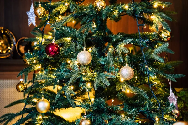 Primer plano del árbol de Navidad decorado —  Fotos de Stock