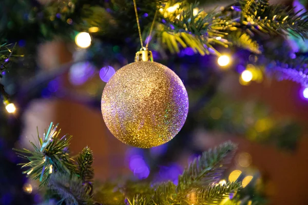 Globo de decoración de oro en el árbol de Navidad de cerca —  Fotos de Stock