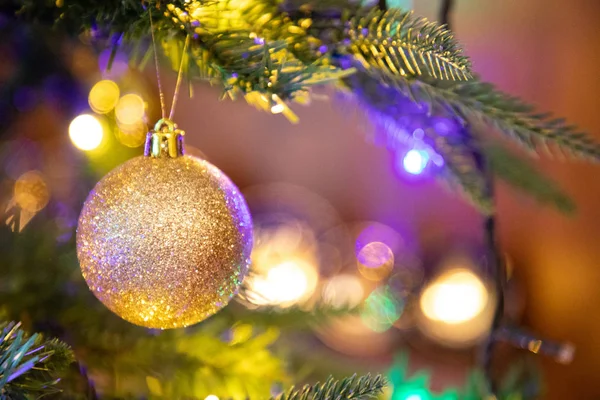 Gouden decoratie Globe op kerstboom close-up — Stockfoto