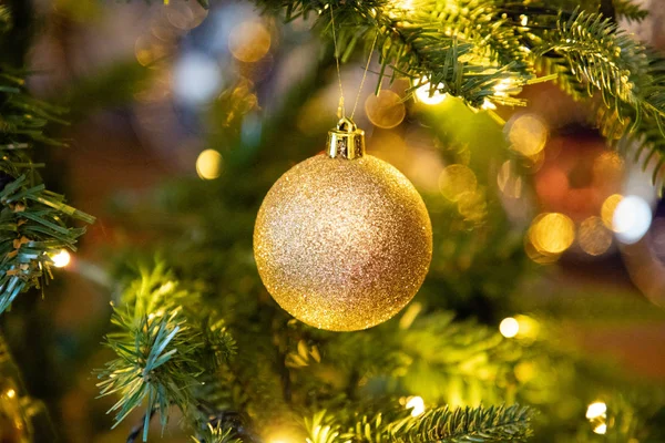 Globo decorativo dorato sull'albero di Natale da vicino — Foto Stock