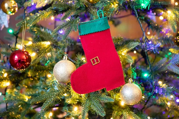 Rote und grüne Socke in Weihnachtsbaum-Nahaufnahme — Stockfoto