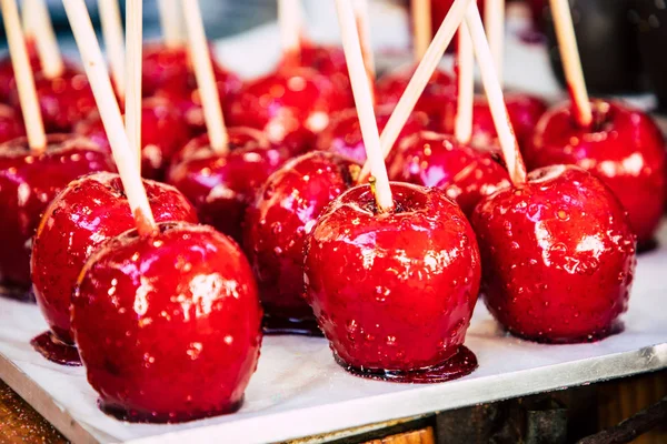 Gros plan de bonbons rouges brillants pommes — Photo