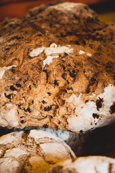 Close-up van brood met rozijnen en zonnebloempitten — Stockfoto