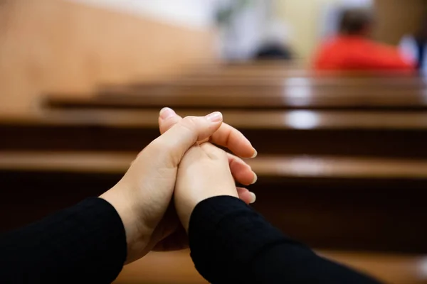 Kilisede dua eden bir kadın elleri yakın