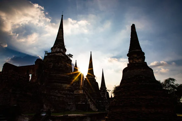 Wat Chai Wattanaram ruínas silhueta com sol brilhando através — Fotografia de Stock