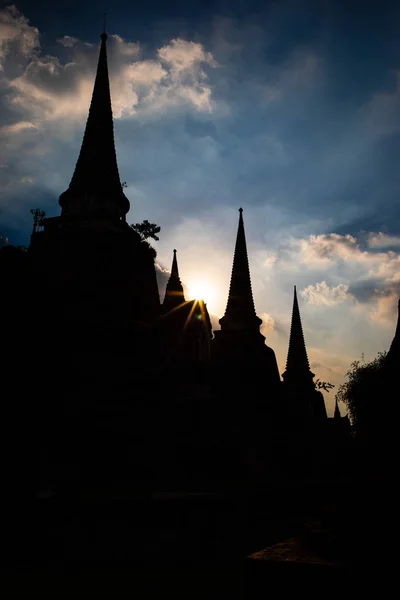 Wat Chai Wattanaram ruínas silhueta com sol brilhando através — Fotografia de Stock