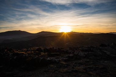 Cap de Creus, Catalunya'da mavi ve altın renklerle gün batımı manzarası