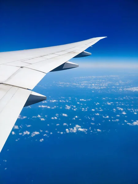 Asa de avião acima das nuvens vista céu claro — Fotografia de Stock