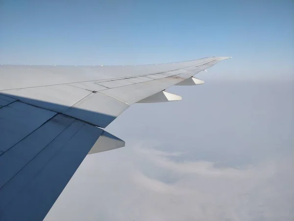 Vista aérea de um avião da sua asa — Fotografia de Stock