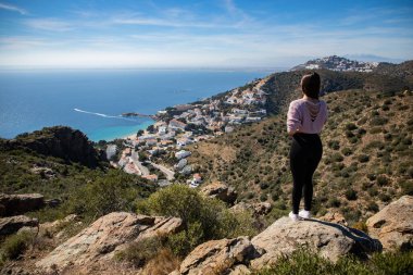 Akdeniz ile bir uçurumun üzerinde duran güzel kadın bir