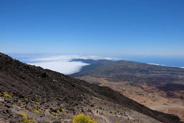 Tengerre néző kilátással a hegytetőn vulkáni táj — Stock Fotó