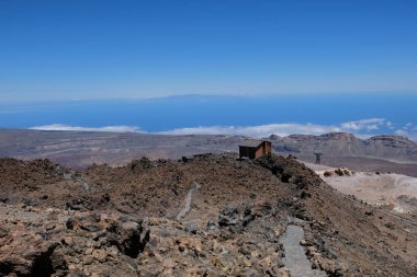 Dağın tepesindeki volkanik manzaradan deniz manzarası