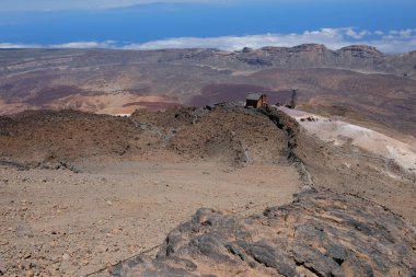 Dağın tepesindeki volkanik manzaradan deniz manzarası