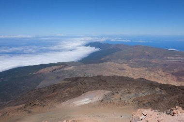 Dağın tepesindeki volkanik manzaradan deniz manzarası