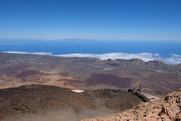 Meerblick von der Bergspitze vulkanische Landschaft — Stockfoto