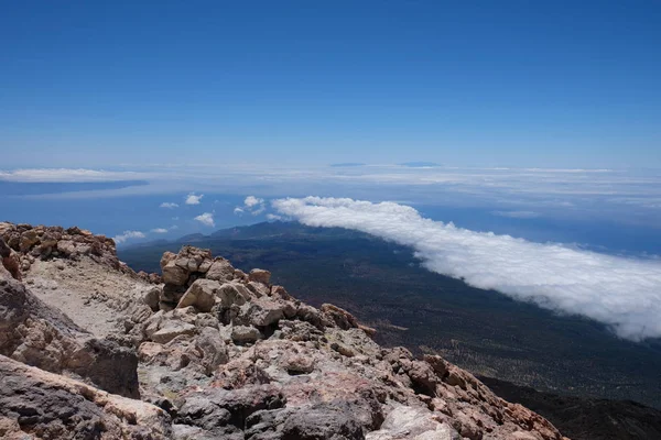 Meerblick von der Bergspitze vulkanische Landschaft — Stockfoto