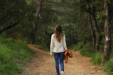 Ormanda yolda yürüyen kadın arka dan vurdu