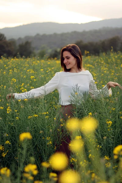 Ragazza in campo fiori gialli ritratto anteriore — Foto Stock