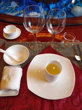 Zarif masada Çin çayı, çanak ve fincan