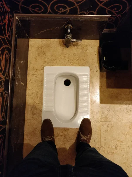 从上面看土耳其风格的厕所 — 图库照片