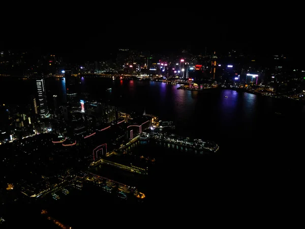 Foto aérea nocturna sobre la bahía de Hong Kong — Foto de Stock