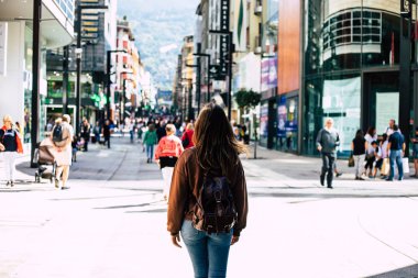 Yoğun bir ticari sokakta yürüyen kadın