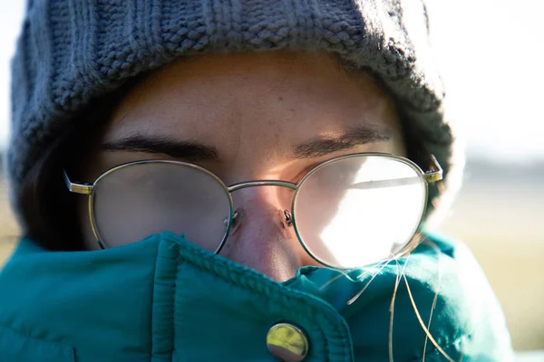 Lunettes de fille gros plan brouillard — Photo