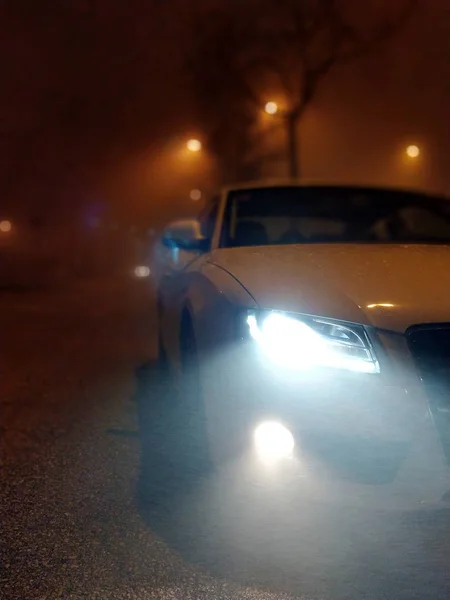 1 maart, 2018-Terrassa, Spanje-witte auto front shot 's nachts met mist — Stockfoto