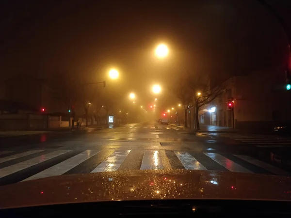 Notte nebbiosa con semafori offuscati — Foto Stock