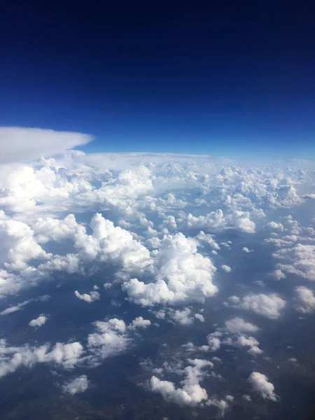 Nubes plano aéreo cielo azul — Foto de Stock