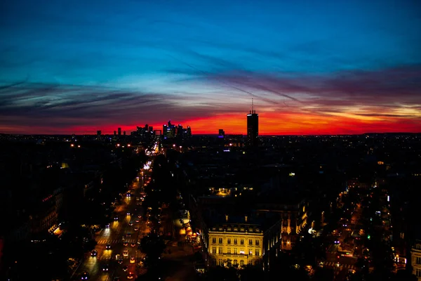 Foto nocturna con luces al atardecer sobre París — Foto de Stock