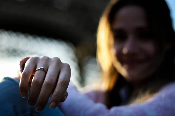 Ritratto di donna offuscata che mostra il suo anello di fidanzamento — Foto Stock